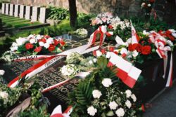 Wilno, Cmentarz na Rossie, mauzoleum Matka i Serce Syna, 2004