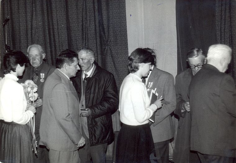 Dekoracja zasłużonych po uroczystej sesji Gminnej Rady Narodowej w Mińsku Mazowieckim - rok 1985 (?)