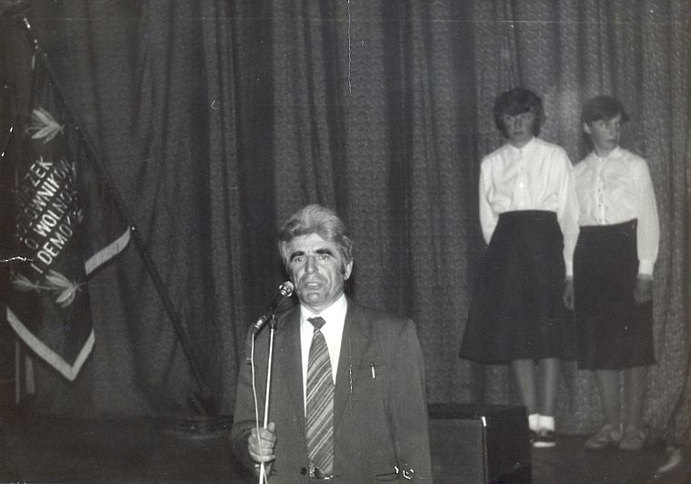 Dekoracja zasłużonych po uroczystej sesji Gminnej Rady Narodowej w Mińsku Mazowieckim - rok 1985 (?)